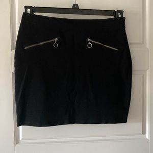 Forever 21 short skirt with side zipper. Color Black. Size S.